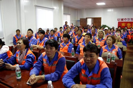 集團(tuán)公司黨支部組織一線員工集中觀看《厲害了，我的國(guó)》